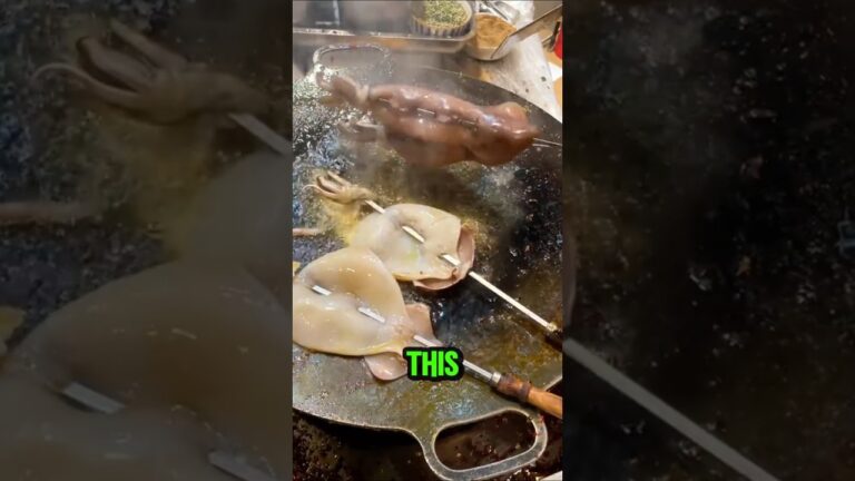 なぜみんなこの巨大イカの串焼きが好きなのか？🦑✨🤤
