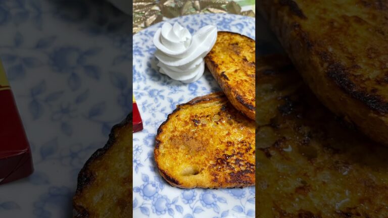 フレンチトーストにシナモンパウダーと蜂蜜🍯と生クリーム添えてポトフとドライフルーツ入りクリームチーズ🧀で朝食💖#朝パン