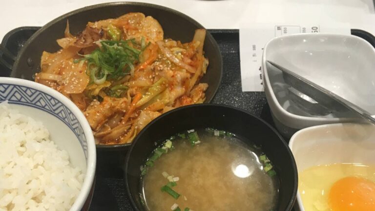 吉野家の豚キムチ炒め定食ぬふふの写真と動画