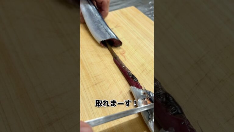 塩焼き用！サンマの頭と内臓を一緒に取る方法！9/28投稿  #料理 #せり人ムタロー #捌き方 #shorts