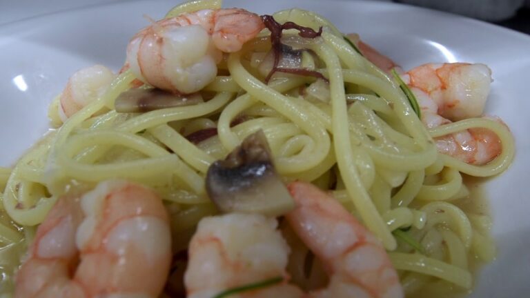 とある日の和風パスタ | 佐原産 丘ひじきとのげのり、海老の和風パスタ - 菊の花を添えて ¥1,150【ランチメニュー】