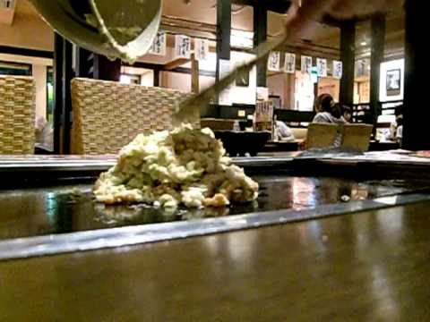 お好み焼きの焼き方その１生地をひく