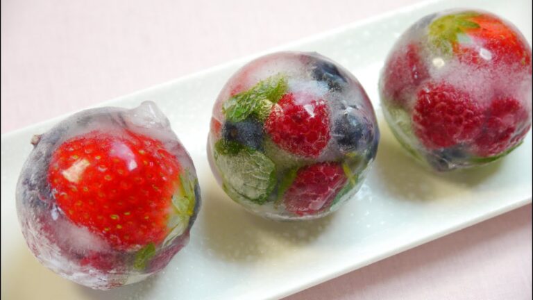 Ice Cubes ベリー系のフルーツをとじ込めた かわいいアイスキューブ Mixed Berries Captured in Cute Ice Cubes