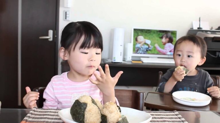 おにぎりレシピ：「半熟煮卵おむすび」の作り方 Soft boiled Egg with Rice Ball Recipe