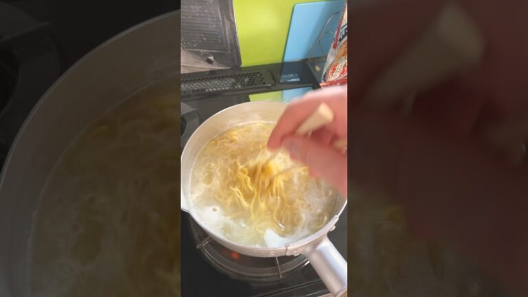ラーメンの麺を茹でる動画 #らーめん #晩飯 #麺