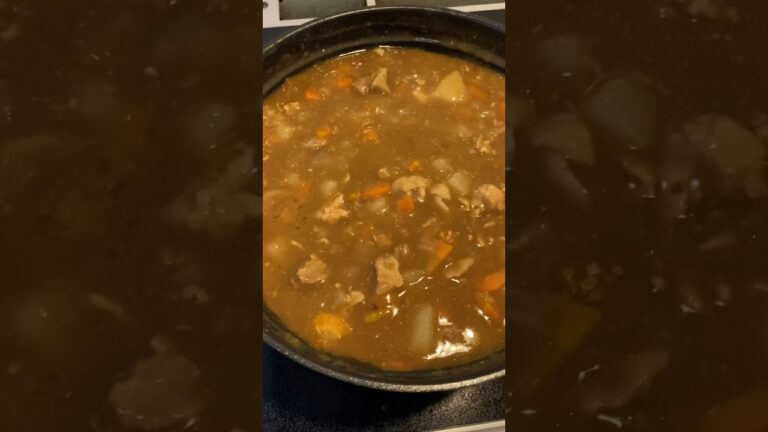 【咖喱&奶油煨炖菜/カレー&シチュー】发现咖喱块不够没办法用奶油煨炖菜块充数吧😓说不出哪个味道强🤔️/カレールーが足りない……仕方ないクリームシチュー足すか😓うーんどっちの味が強いんだろう🤔