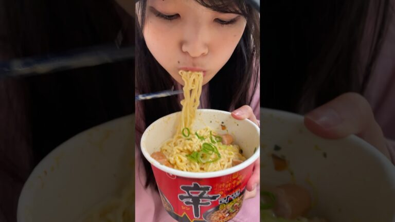 辛ラーメンを女子大生がカルボナーラ風にアレンジしたよん^ - ^