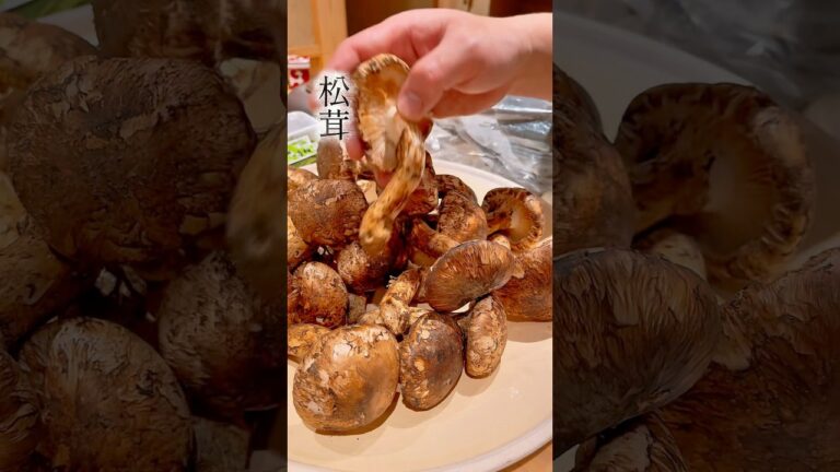 秋の名物コースの仕込み（松茸、法蓮草、食用菊のお浸し）