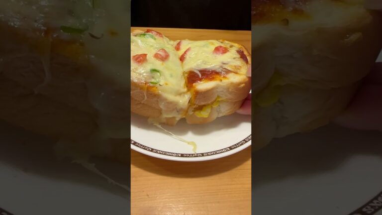 たっぷりたまごのピザトースト　コメダ