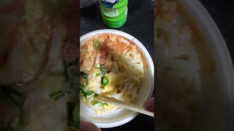 セブンのうどんで指で引っ張るとこを見失った男