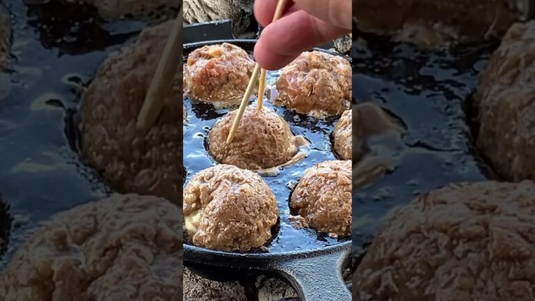 たこ焼き器で焼くミニチーズI inハンバーグうずらの卵目玉焼きのせ。#shorts #camping