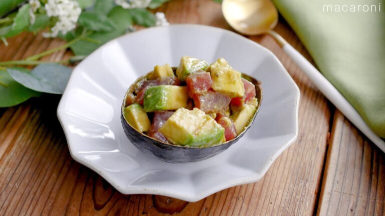 【マグロとアボカドのタルタル】ごま油としょうゆの香ばしい風味♪