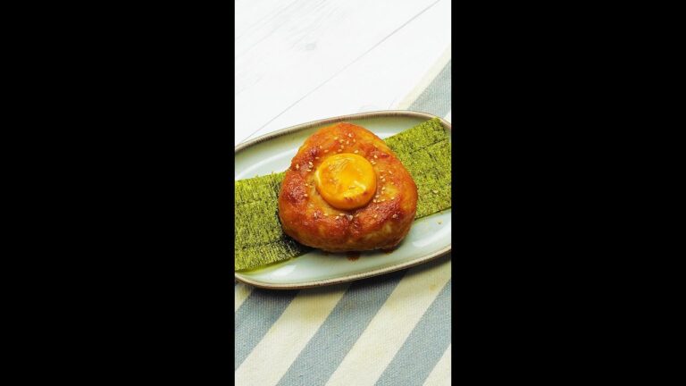 【子供の頃ママに作って欲しかったおにぎり第一位】香ばしいみそと黄身がマッチしすぎ！まじでウマい焼きおにぎり / Egg Rice Ball with Miso Flavor #Shorts