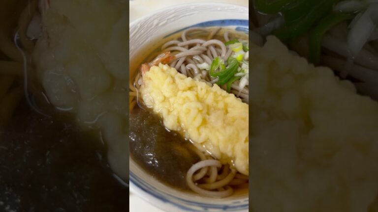 通天閣の真下、三吉うどんで280円の天そば、100円のおにぎり小を味わう。かけうどんは170円 #通天閣 #新世界グルメ #大阪グルメ