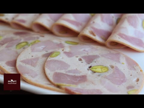 【仕込み】ピスタチオ入りソーセージ。豚角切り肉とピスタチオのモザイクソーセージ「ジャンボン ピスターシュ」Jambon pistache