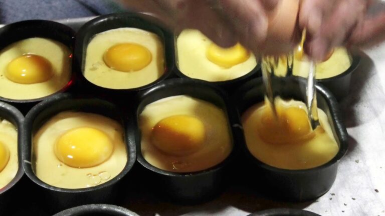 Korean street food - Egg Bread　韓国の屋台-卵パン　韩国街头食品-鸡蛋面包