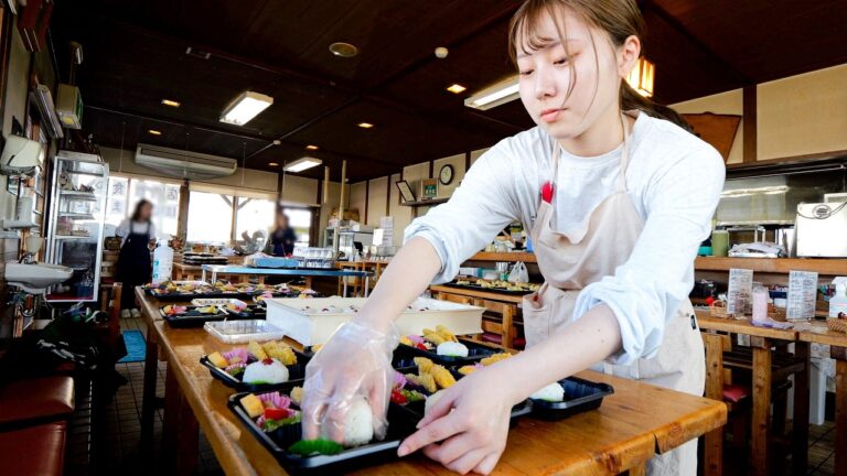 おにぎり娘が大活躍！早朝６時から始まる田舎ロードサイドおにぎり弁当屋の１日に密着。