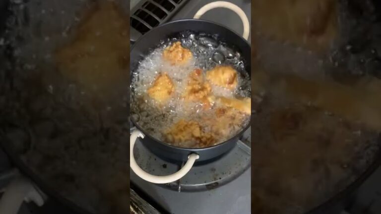 【手取り15万介護士】唐揚げ作ってみた #shorts #介護 #料理 #唐揚げ #アラサー