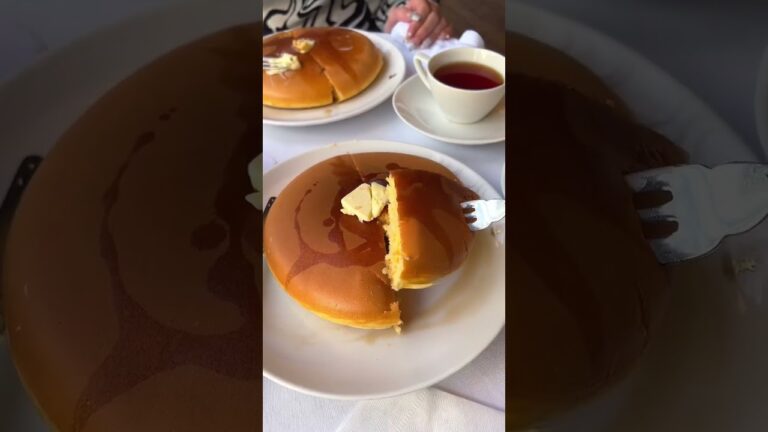 老舗喫茶の絵本のようにつるつるなホットケーキ🥞セットの紅茶がおかわり自由なのもうれしい  #東京グルメ