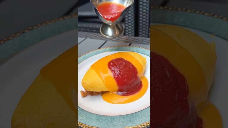 上空からチーズをかけ流すふわとろオムライス