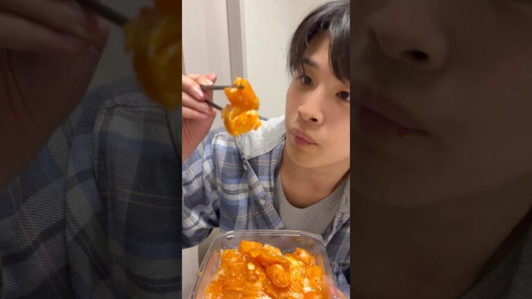 コストコのサーモンポキを開けた瞬間に爆食いして優勝した動画 #コストコ #飯テロ
