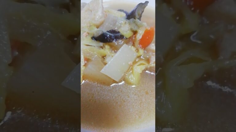 石狩鍋風　汁たくさん　美味しいので少し食べ過ぎてしまった。魚の出しが美味しい。汁かけご飯に美味しいそう