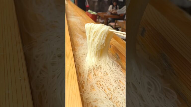 山奥の秘境で食べる流しそうめん