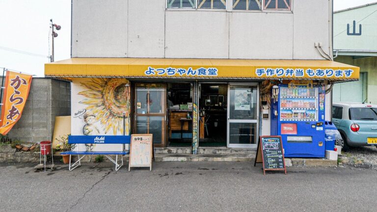 トラック兄貴と働く男が押し寄せる！５１歳スーパー女将が朝５時から仕込むロードサイド激シブ大衆食堂を密着！