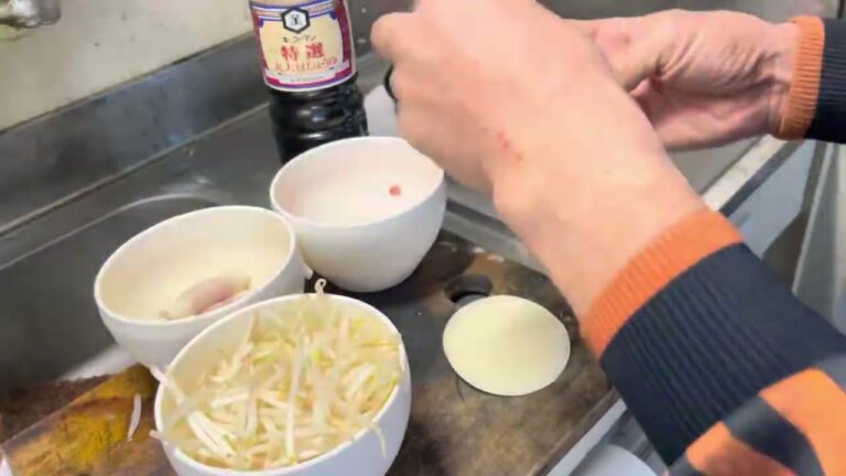 もやしとひき肉と餃子の皮で3品！簡単手巻き餃子と手巻きワンタンスープ　もやし炒め