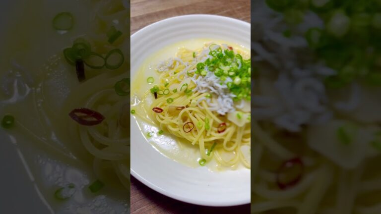 冷蔵庫に余ってたしらすとネギを使ってペペロンチーノをつくりました。