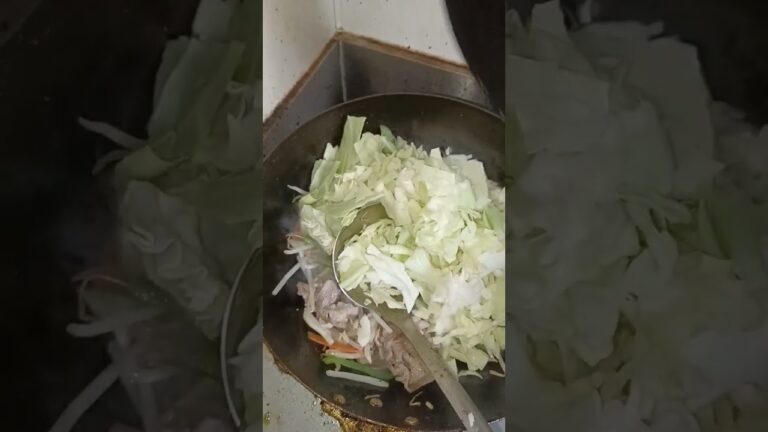 玉ねぎピーマンのあと　キャベツ　塩を少々加えて　再び炒め