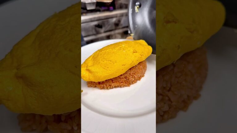 濃厚卵を使ったふわとろオムライス、濃厚デミグラスソースたっぷりで美味しい#神戸グルメ