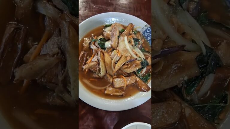 2025年9月7日 菜食主義の台湾 焼きそば100元となすびの炒め150元とタケノコの炒め250元とタロ芋の米粉70元と薩摩芋のスープ30元 竹子湖の料理