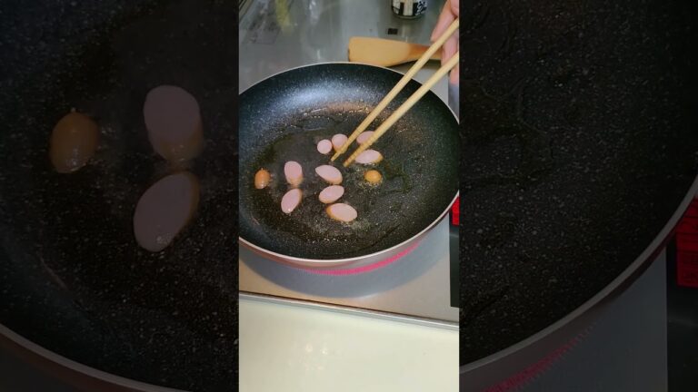 簡単キムチチャーハン🧑🏼‍🍳食欲そそるピリ辛味✨残り物で節約お昼ご飯😊