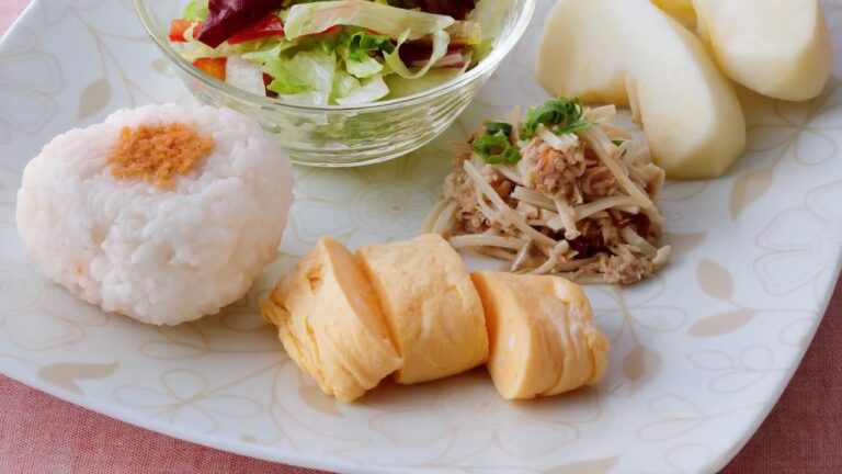 【ぱぱっと簡単！しあわせ朝ごはん】おにぎりと小さなおかずの和風御膳