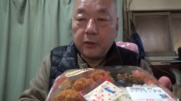 [頑固おやじ]近所のスーパーの３９８円のカキフライ弁当ご飯にポテサラのっけで頂きます。