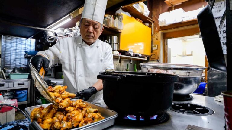 早朝５時半に巨大マシーンがまさかの破損。１８００人前のカレー作りに鉄人おじいちゃんが奮闘する老舗カレー店