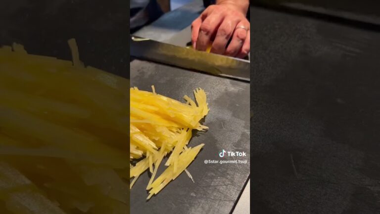 フレンチシェフがつくる、じゃがいもの衣を纏ったサーモン🥔#フレンチシェフ #フレンチ #フランス料理 #ジャガイモレシピ#ジャガイモレシピ #asmr