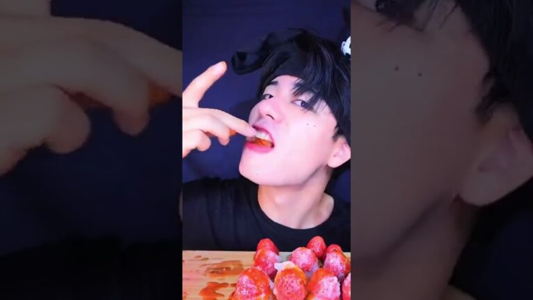 いちご飴にデスソースかけてみた🍓 #shorts