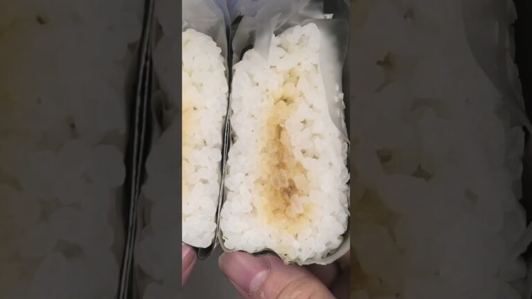 ファミリーマートのあさりの佃煮のおにぎりを切りました。