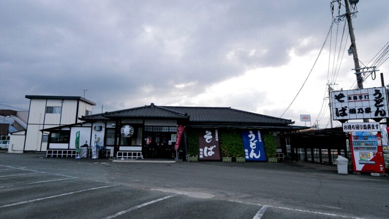 惣菜が無料で取り放題？驚きのサービスに常連客が殺到する老舗うどん屋に密着！