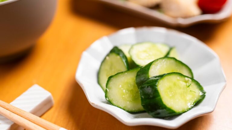 【きゅうり簡単レシピ】たった5分!余ったきゅうりはコレ一択。もみこむだけ♪【おてがる】