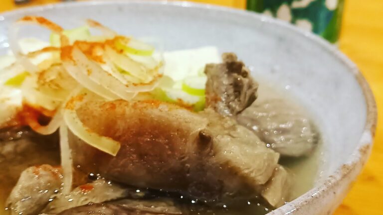 【牛煮込み】日本酒ほぼ100%で煮込んだ牛塩煮込みを日本酒でいただきます。清んだスープがたまりません。