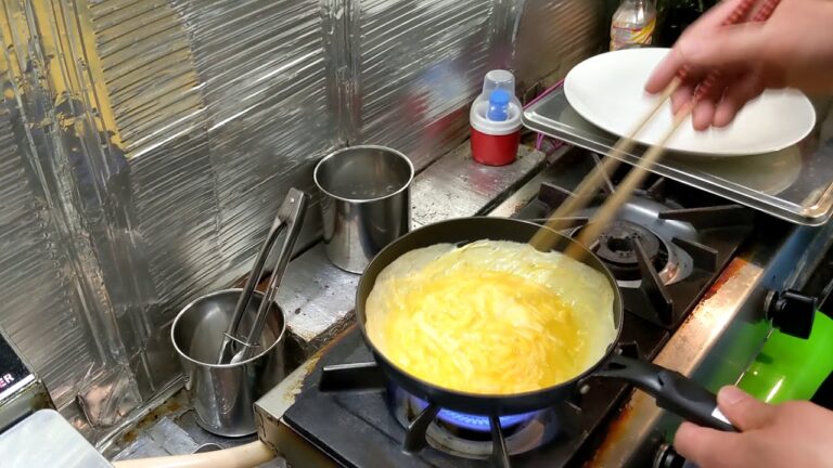 【オムライスの作り方】手首のスナップで作るロールオムライス。解説なし、ほぼ編集なしショートバージョン。