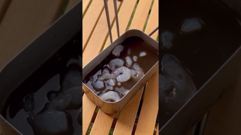 パエリアの缶と米だけでメスティンイカ墨パエリア。海老入れたけどね、簡単で美味しかった。#shorts #camping #cooking