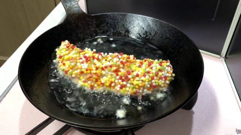 五色ぶぶあられを使った「カラフル☆チキンカツ」を揚げる