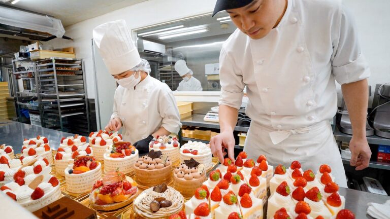 5000個以上のホールケーキ作りに奮闘するパティシエ達の1日に密着（人気スイーツ店まとめ）
