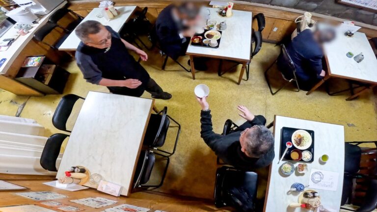 地下１階にまさかの大衆食堂！地元民殺到で１０５年続く老舗食堂が凄すぎた。。
