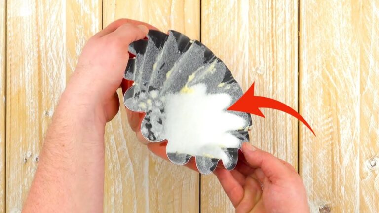 プリン型を揺すって砂糖をしっかりまぶして。美味しい幸せが待っている。