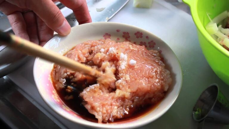 鶏挽き肉を麺つゆと砂糖に漬ける